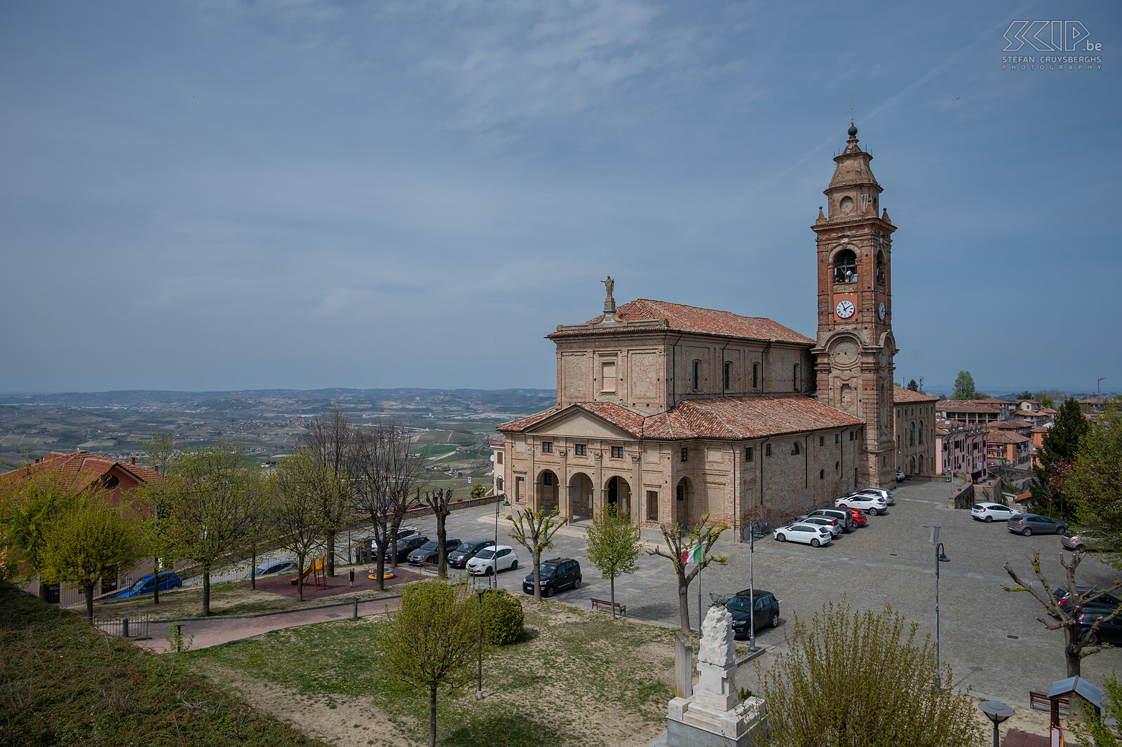 Diano d'Alba - Chiesa di San Giovanni Battista Diano d'Alba ligt vlakbij Grinzane Cavour en bovenaan de kerk in dit dorpje heb je een 365° graden panorama zicht op de regio. Stefan Cruysberghs